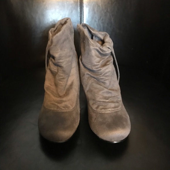 Janice “Carla - 18” Ultrasuede grey ankle boots - Picture 2 of 8